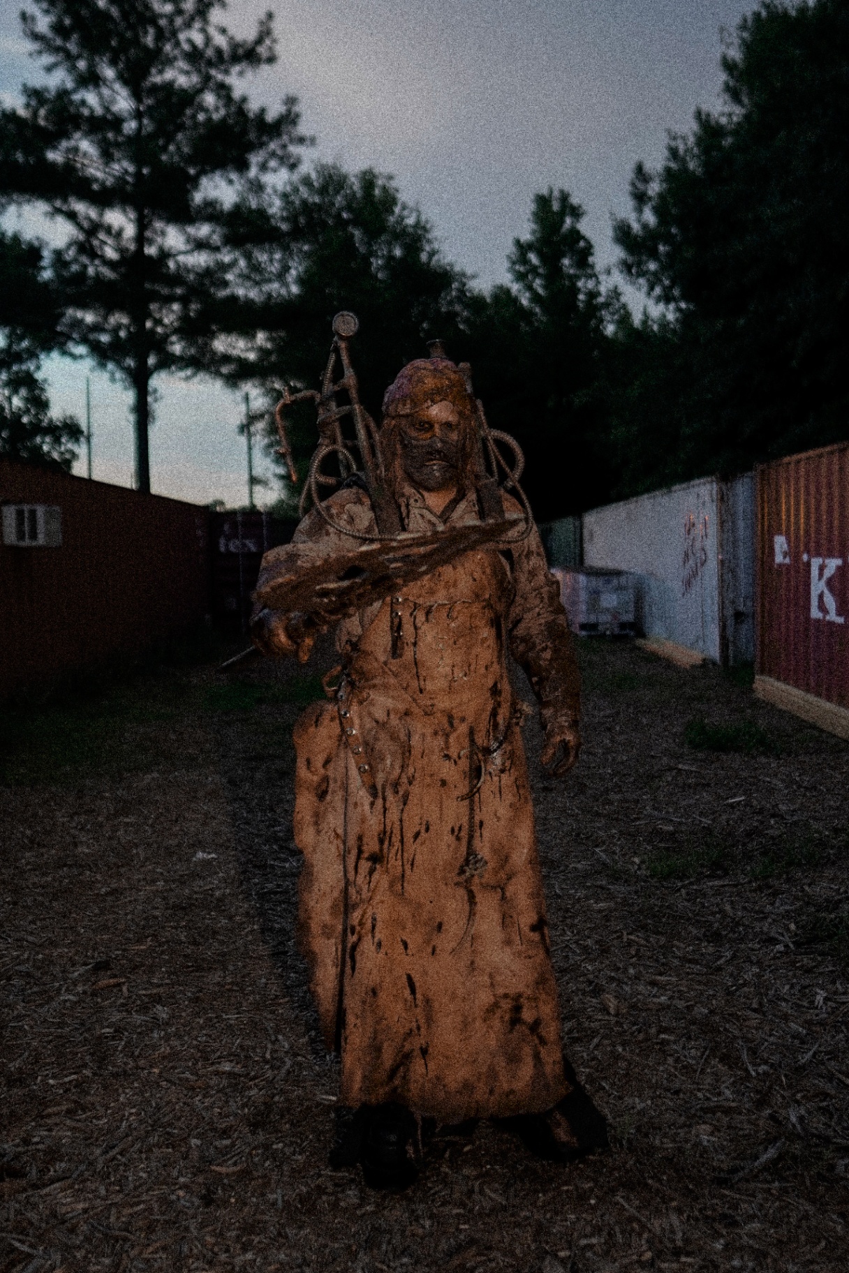 Mortem standing between the container walls